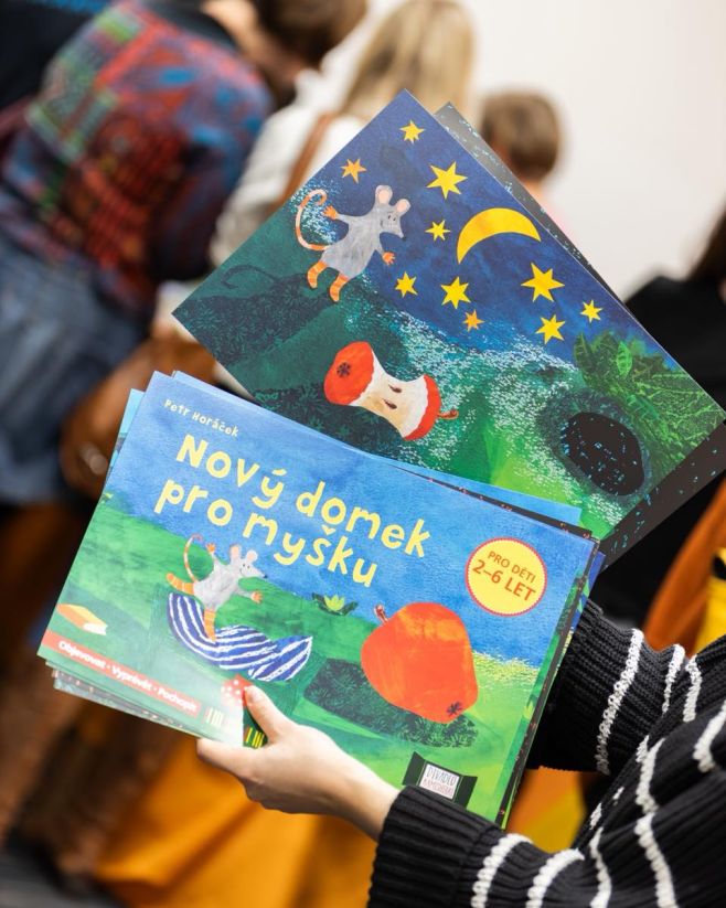 Jak může myška dostat velké jablko do svého malinkého obydlí? 🍎 Oblíbenou pohádku autora a ilustrátora dětských knih Petra...